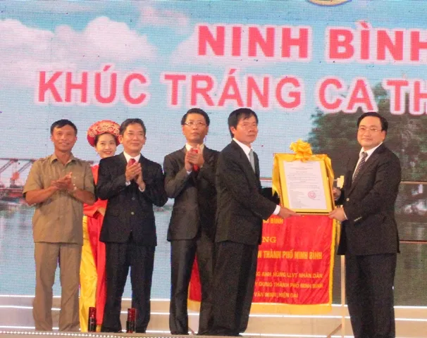 Phó thủ tướng trao Quyết định TP Ninh Bình lên đô thị loại II ảnh 1